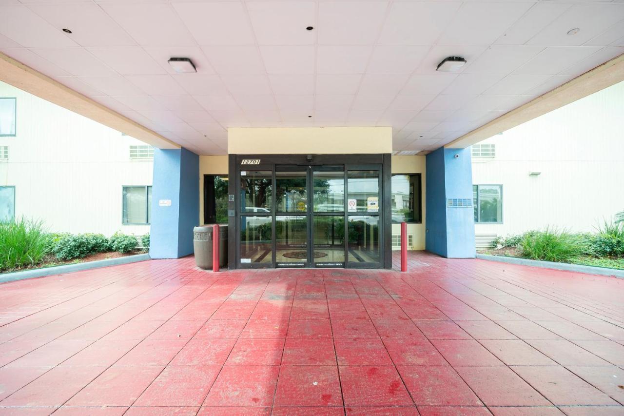 Oyo Townhouse Houston Airport North Hotel Bagian luar foto