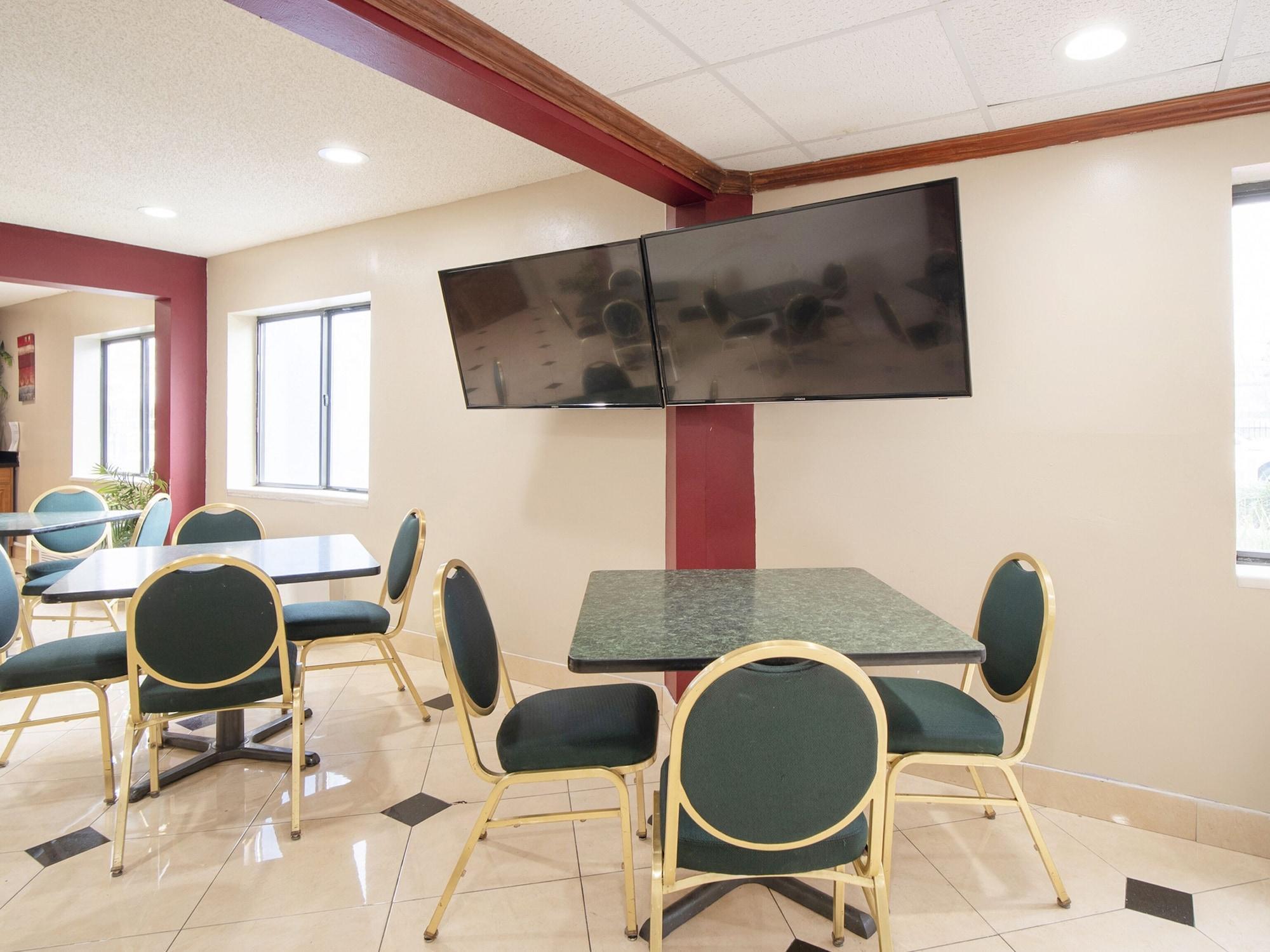 Oyo Townhouse Houston Airport North Hotel Bagian luar foto