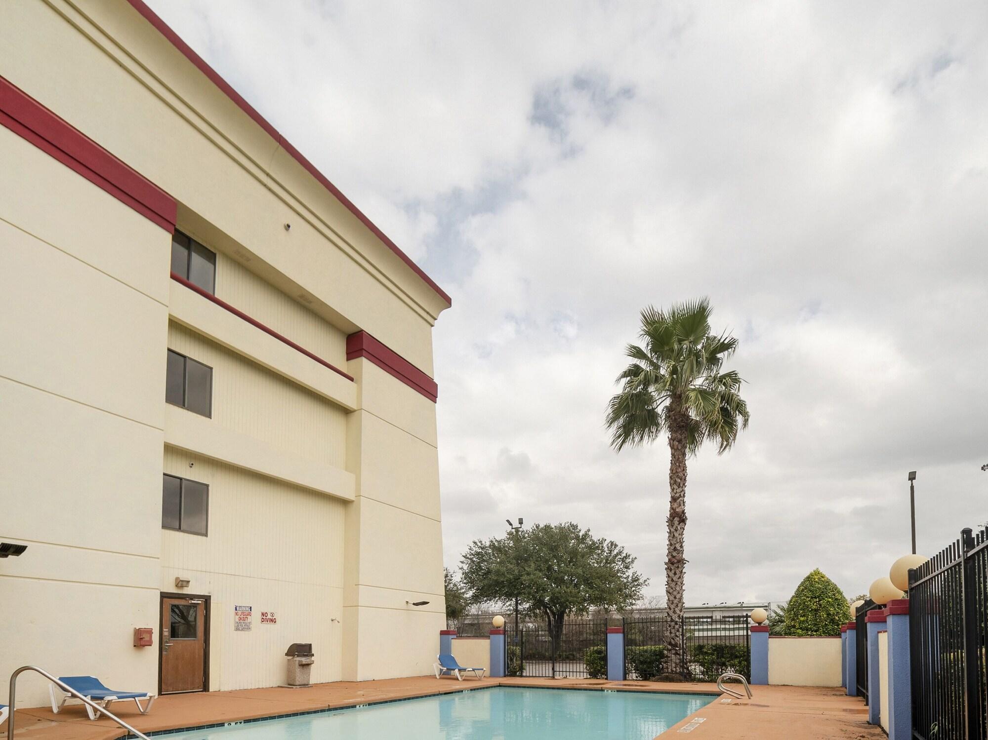 Oyo Townhouse Houston Airport North Hotel Bagian luar foto