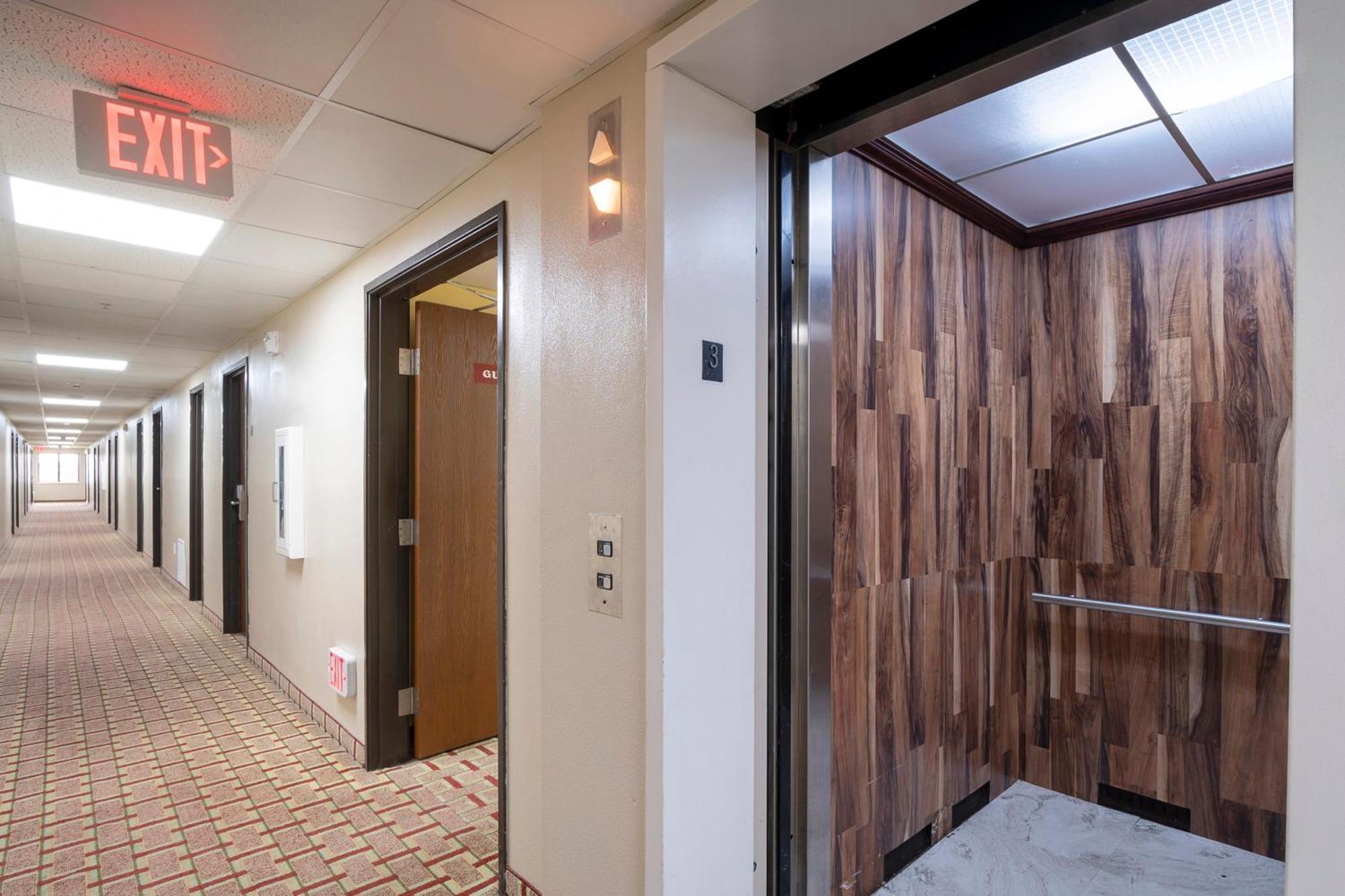Oyo Townhouse Houston Airport North Hotel Bagian luar foto