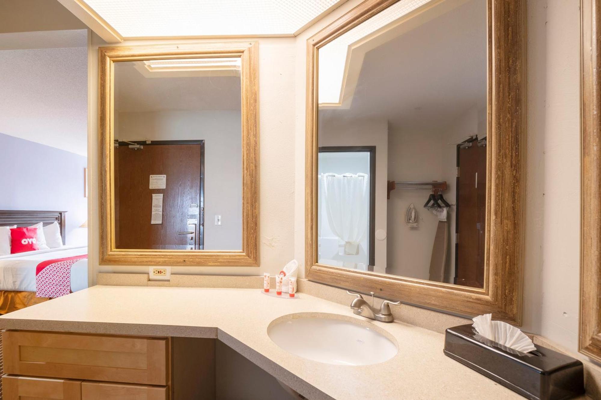 Oyo Townhouse Houston Airport North Hotel Bagian luar foto