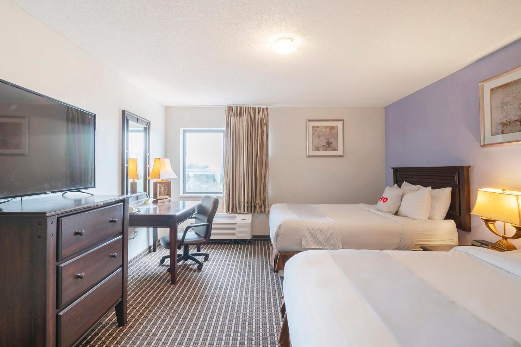 Oyo Townhouse Houston Airport North Hotel Bagian luar foto