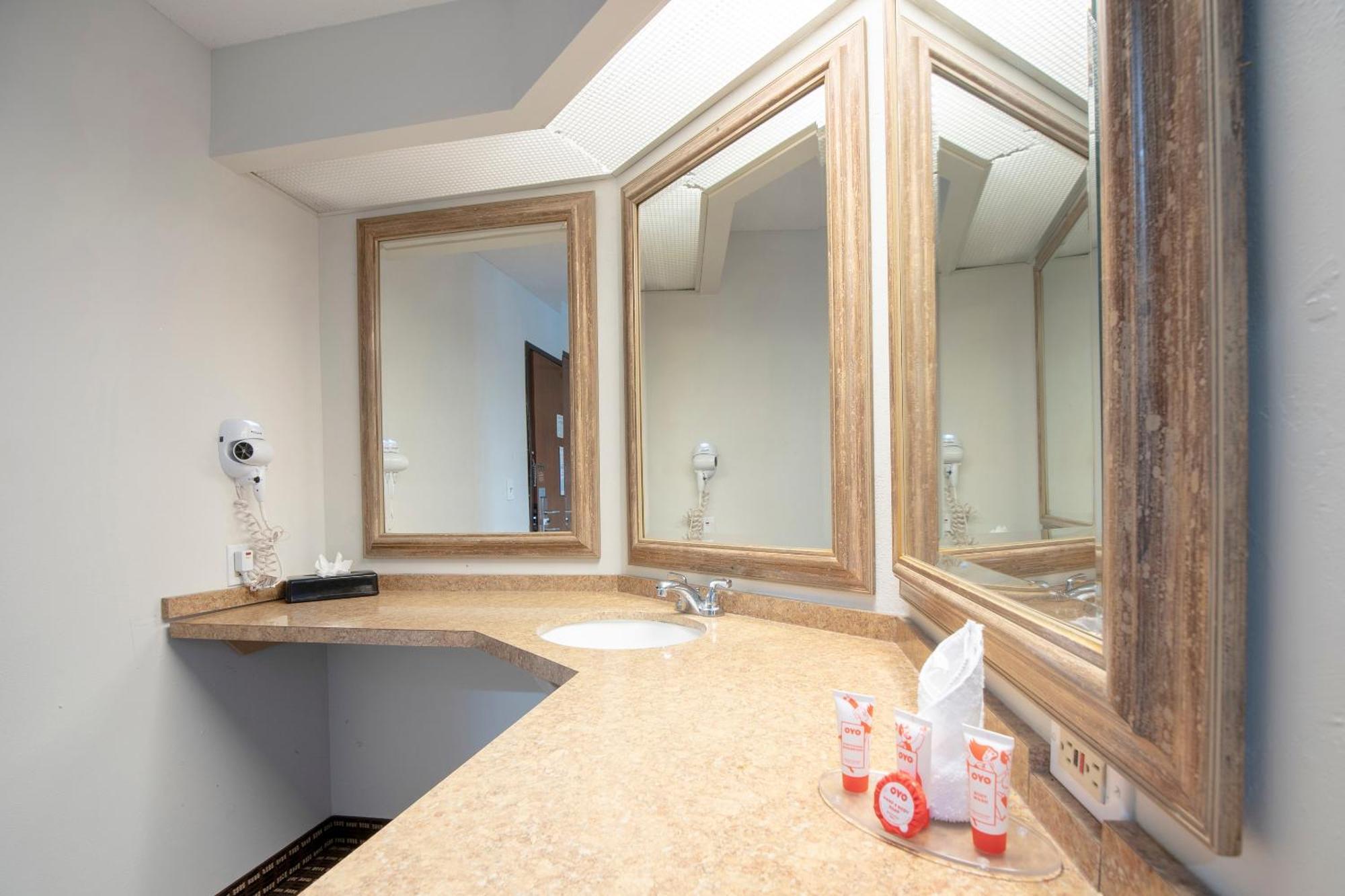 Oyo Townhouse Houston Airport North Hotel Bagian luar foto