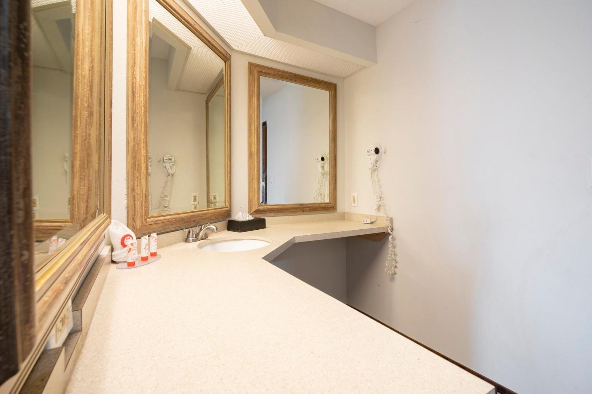 Oyo Townhouse Houston Airport North Hotel Bagian luar foto