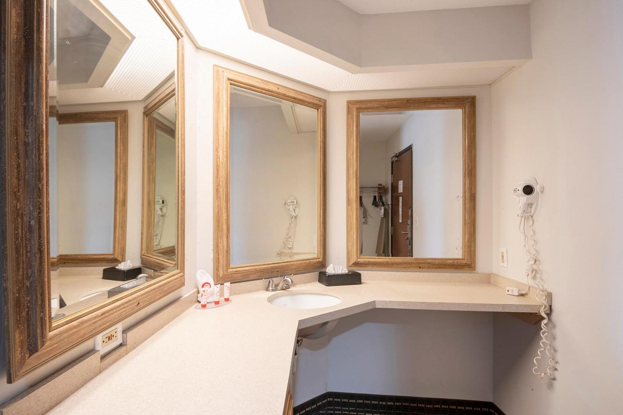 Oyo Townhouse Houston Airport North Hotel Bagian luar foto