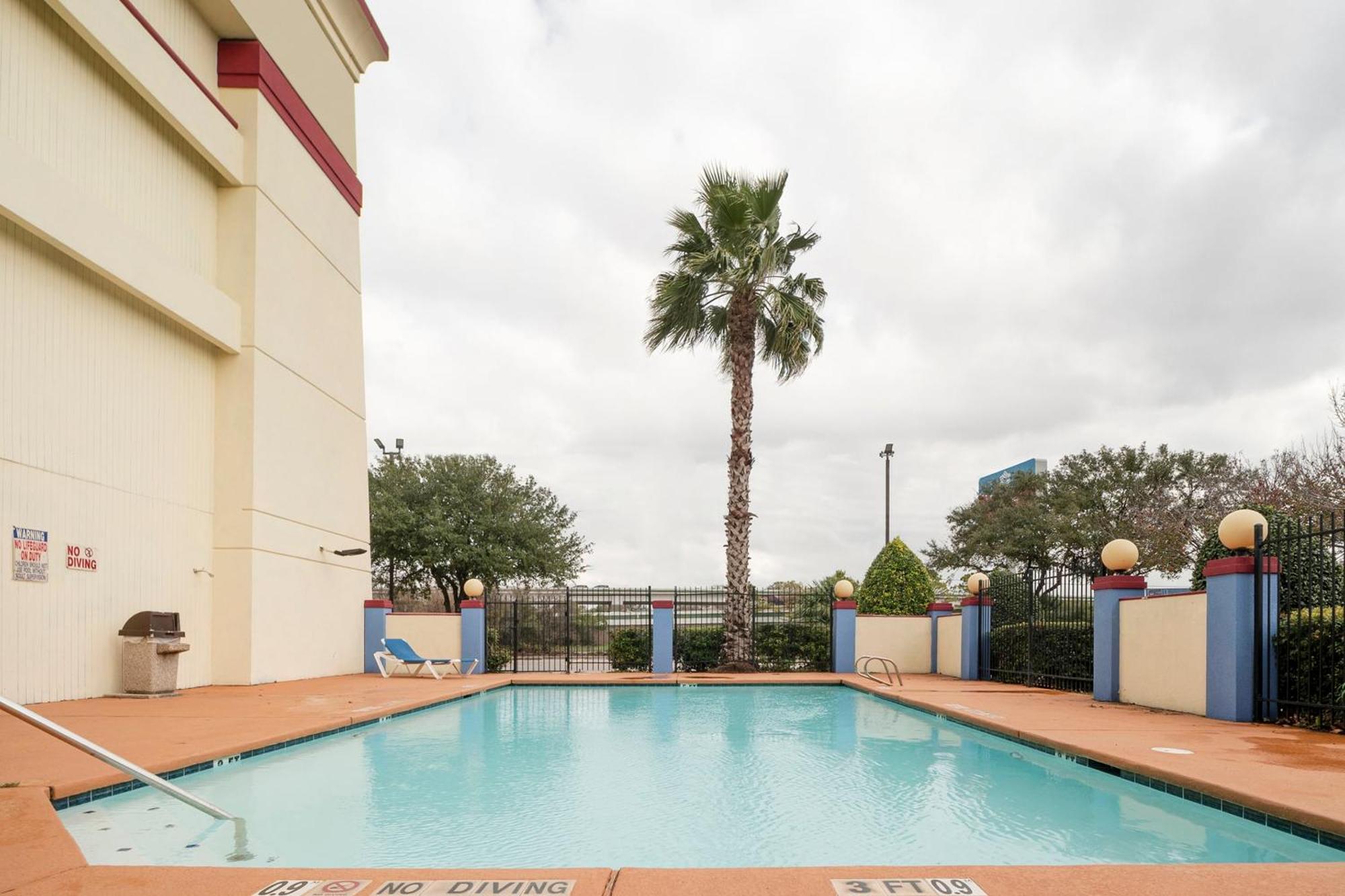 Oyo Townhouse Houston Airport North Hotel Bagian luar foto