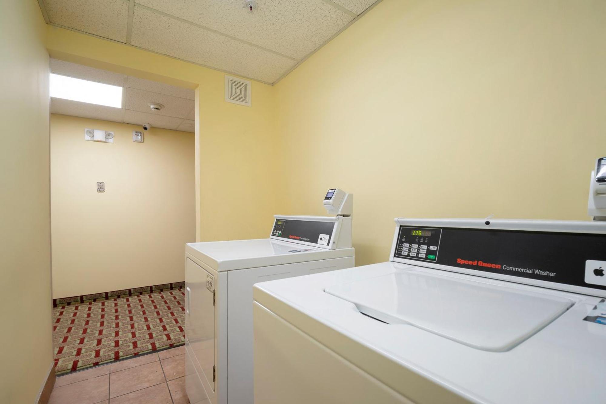 Oyo Townhouse Houston Airport North Hotel Bagian luar foto